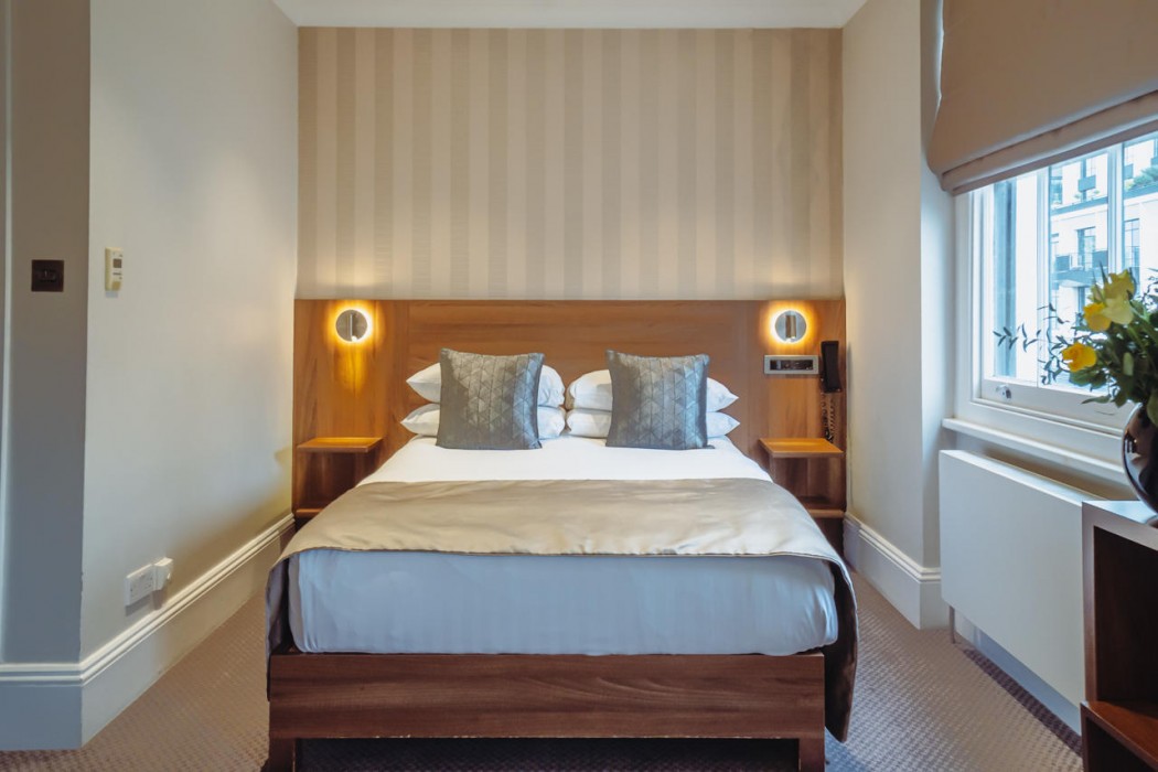 London House Hotel 19/75