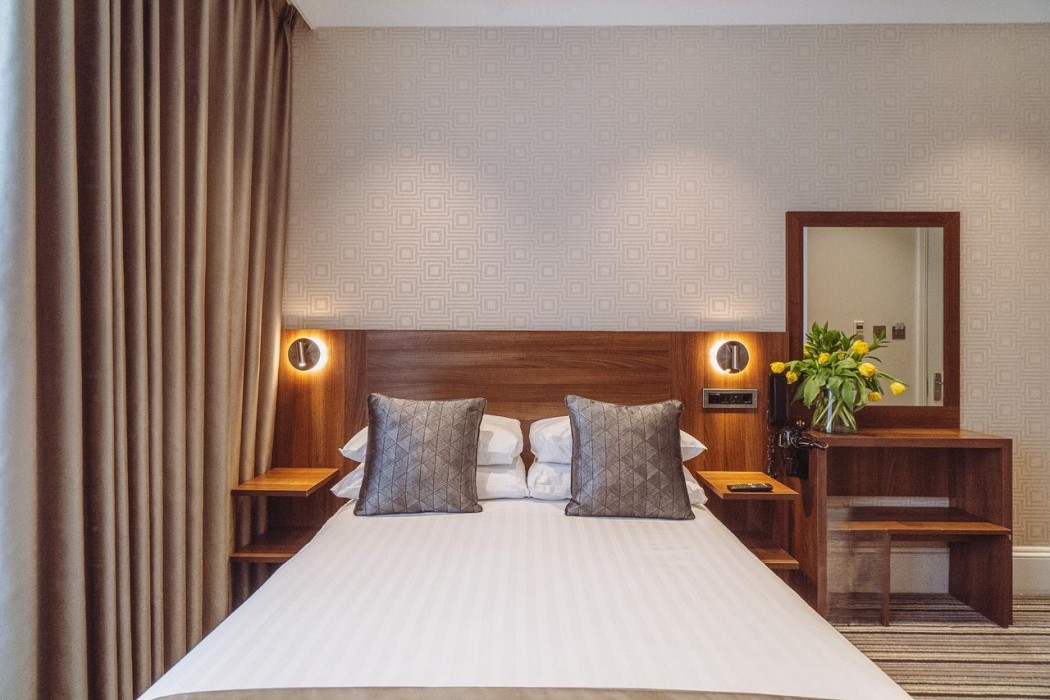 London House Hotel 34/75