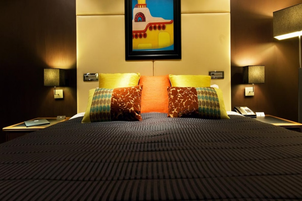 HARD DAYS NIGHT HOTEL 7/50