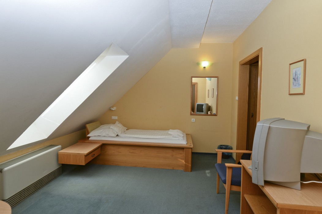 Hotel Unicornis 23/83