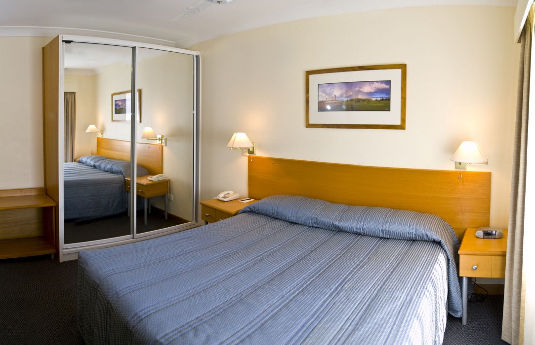 Governors Lodge Resort Hotel 12/69