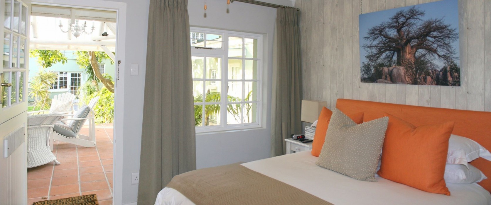 Lodge On Main Guest House 23/60
