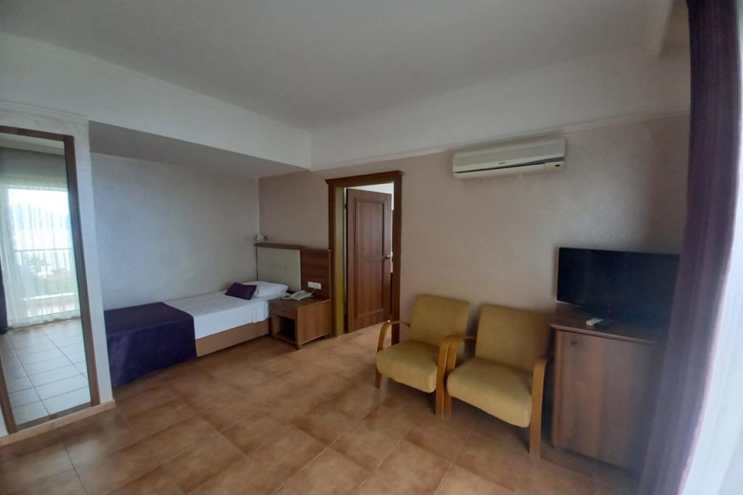 Caprice Beach Hotel 16/67
