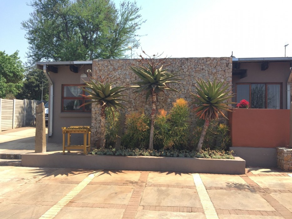 Travellers Nest Guesthouse 68/93