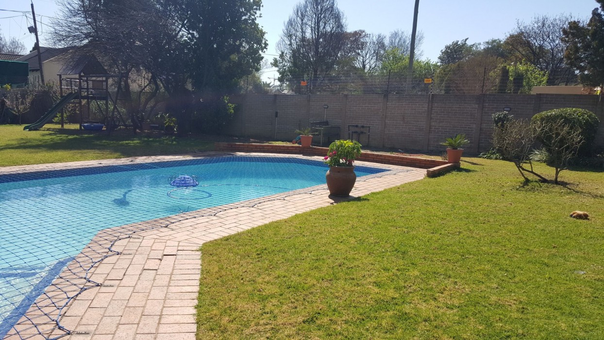 8 Ibis Lane Guest House 3/4