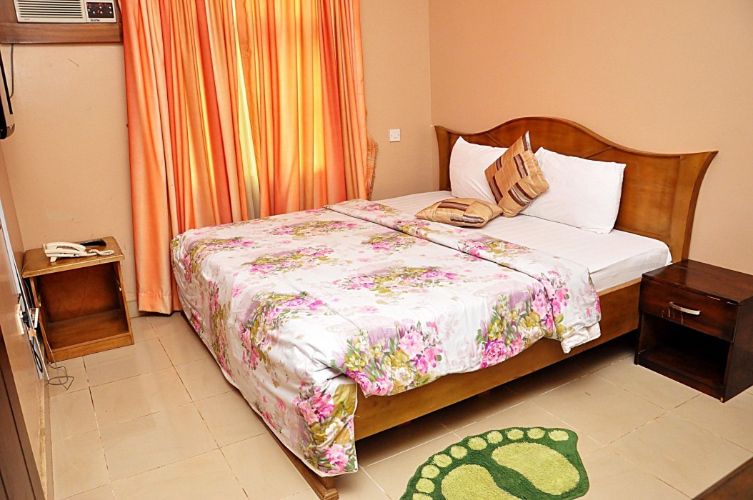 Golden Destiny Hotel Limited 33/100