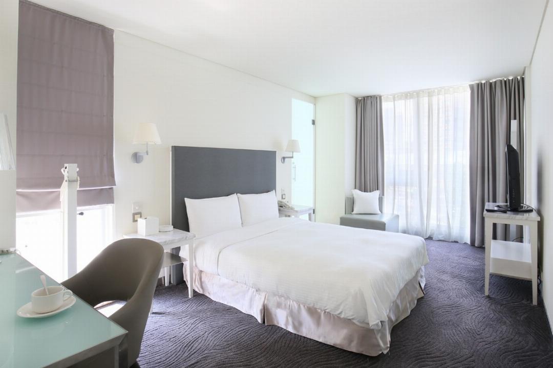 غرفة ديلوكس بإطلالة على المدينة، Ambience Hotel 5/15