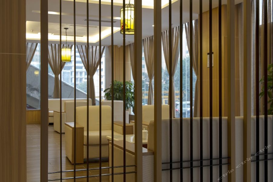 Seaman Hotel (Chongqing Jiazhou Hongqi Hegou Light Rail Station) 32/42