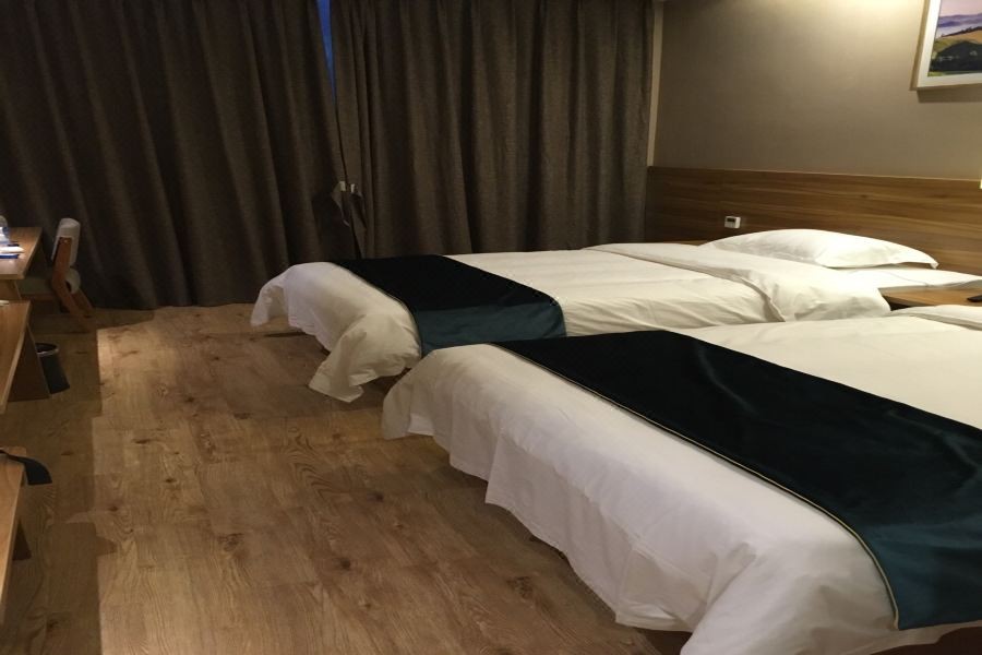 Seaman Hotel (Chongqing Jiazhou Hongqi Hegou Light Rail Station) 20/42