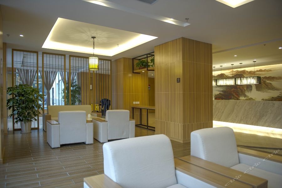 Seaman Hotel (Chongqing Jiazhou Hongqi Hegou Light Rail Station) 26/42