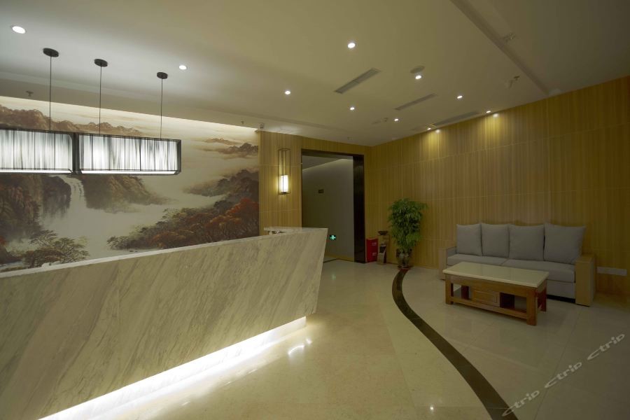 Seaman Hotel (Chongqing Jiazhou Hongqi Hegou Light Rail Station) 22/42