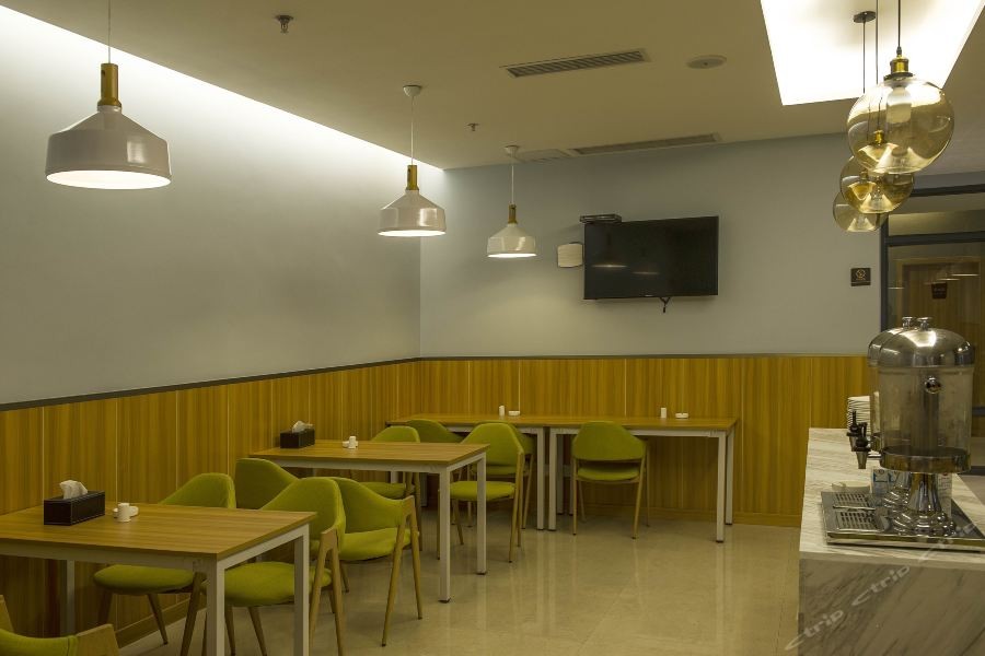 Seaman Hotel (Chongqing Jiazhou Hongqi Hegou Light Rail Station) 30/42