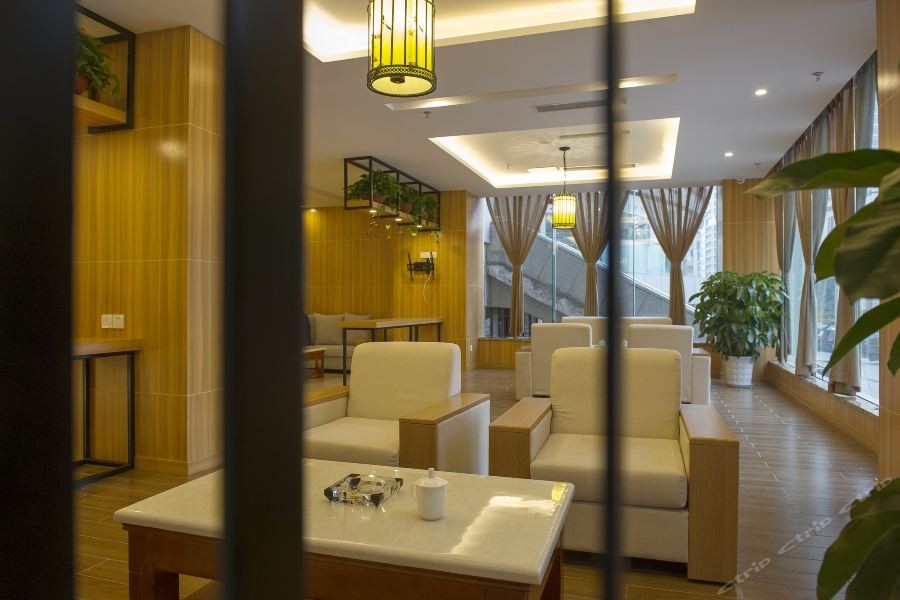 Seaman Hotel (Chongqing Jiazhou Hongqi Hegou Light Rail Station) 24/42