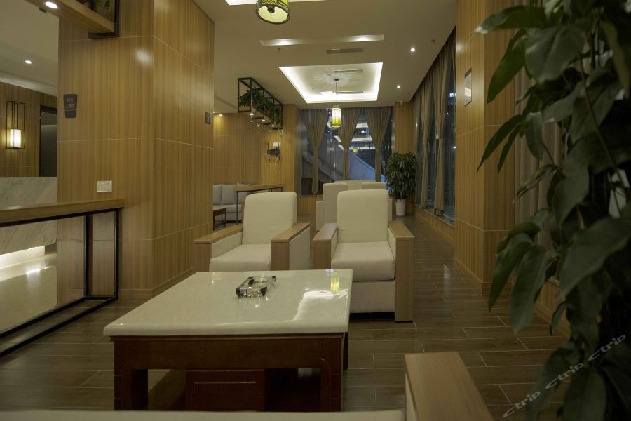 Seaman Hotel (Chongqing Jiazhou Hongqi Hegou Light Rail Station) 25/42