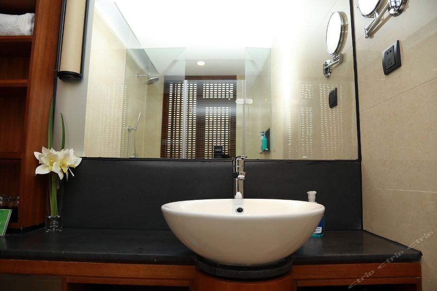 Ruili Hotel 18/40