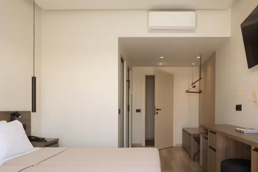 Sergios Hotel 8/63