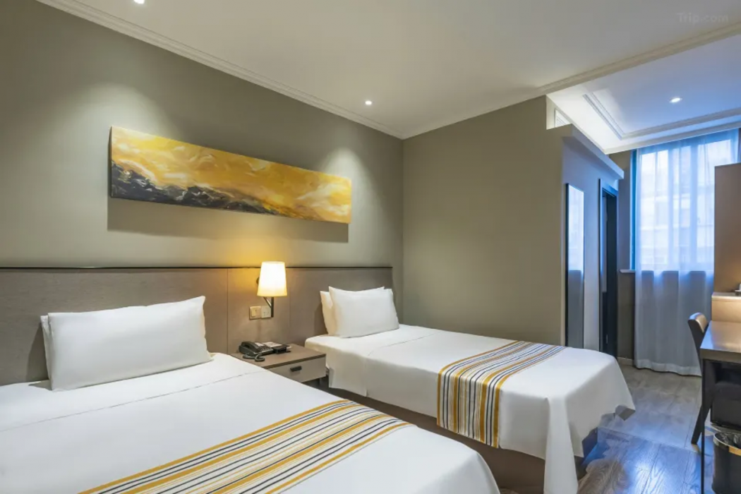 Home Inn Plus (Shanghai Huaihai Road Sinan Road) 13/35