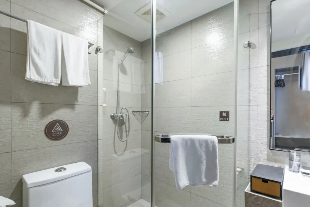 Home Inn Plus (Shanghai Huaihai Road Sinan Road) 17/35