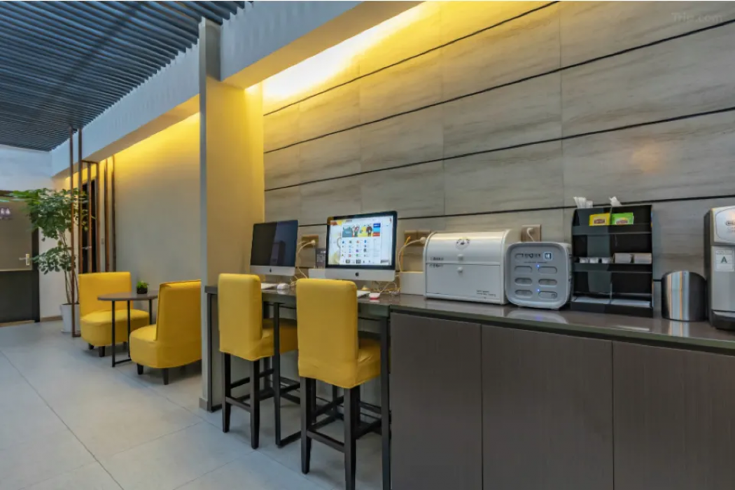 Home Inn Plus (Shanghai Huaihai Road Sinan Road) 23/35