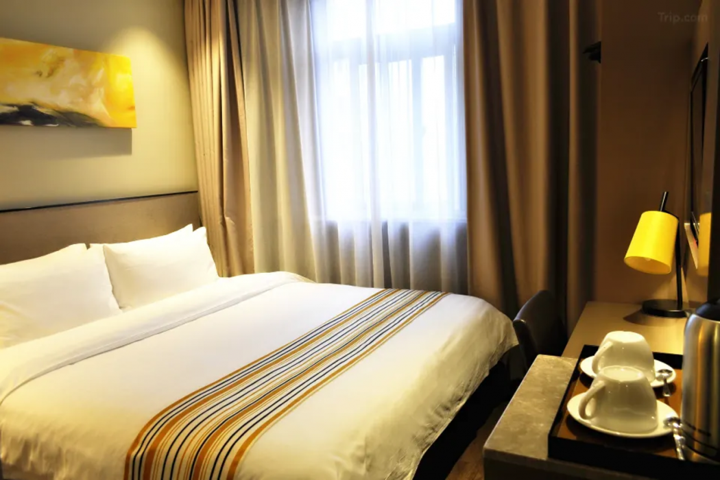 Home Inn Plus (Shanghai Huaihai Road Sinan Road) 16/35