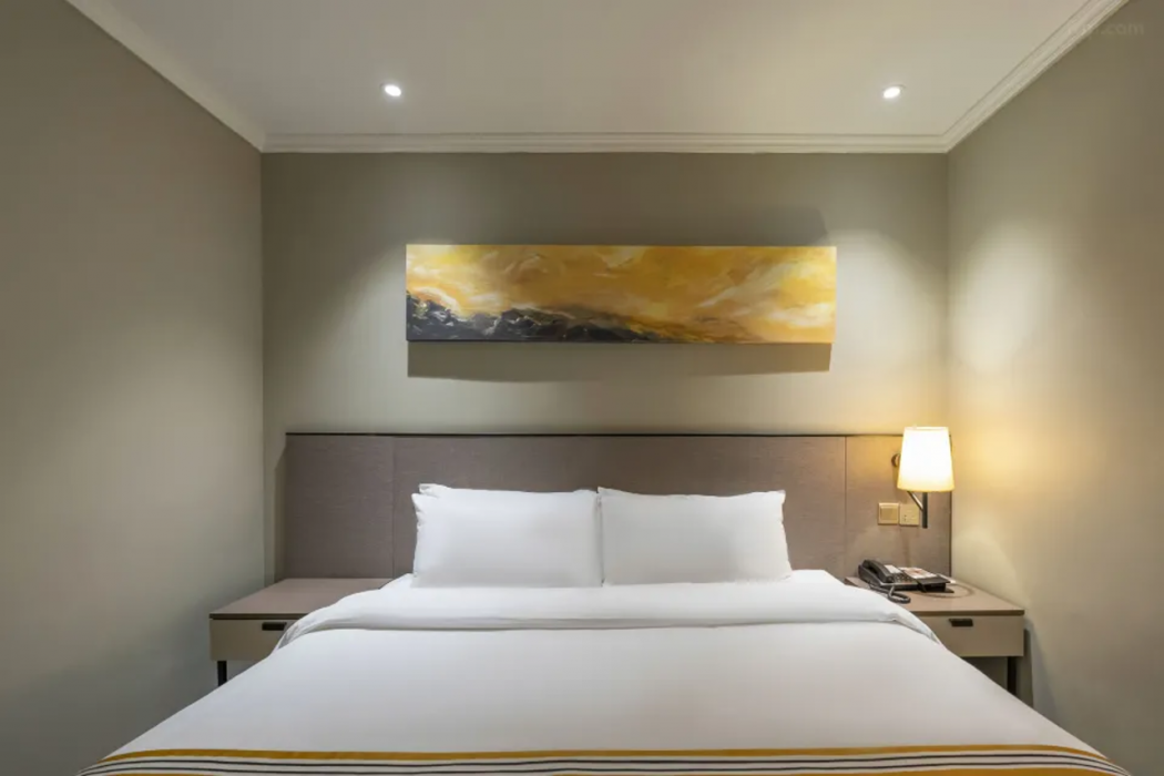 Home Inn Plus (Shanghai Huaihai Road Sinan Road) 14/35