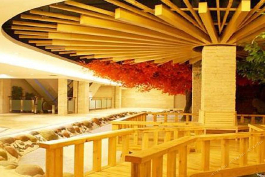 Sweetland Hotel 33/43