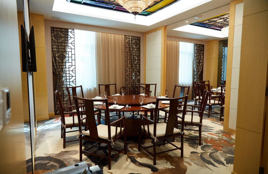 The Thousand Lantern Lake Hotel 22/63