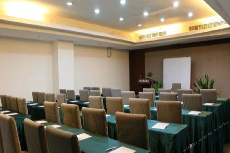 Boutique Holiday Hotel (Beihai Rt-Mart High-Speed Railway Station) 18/30