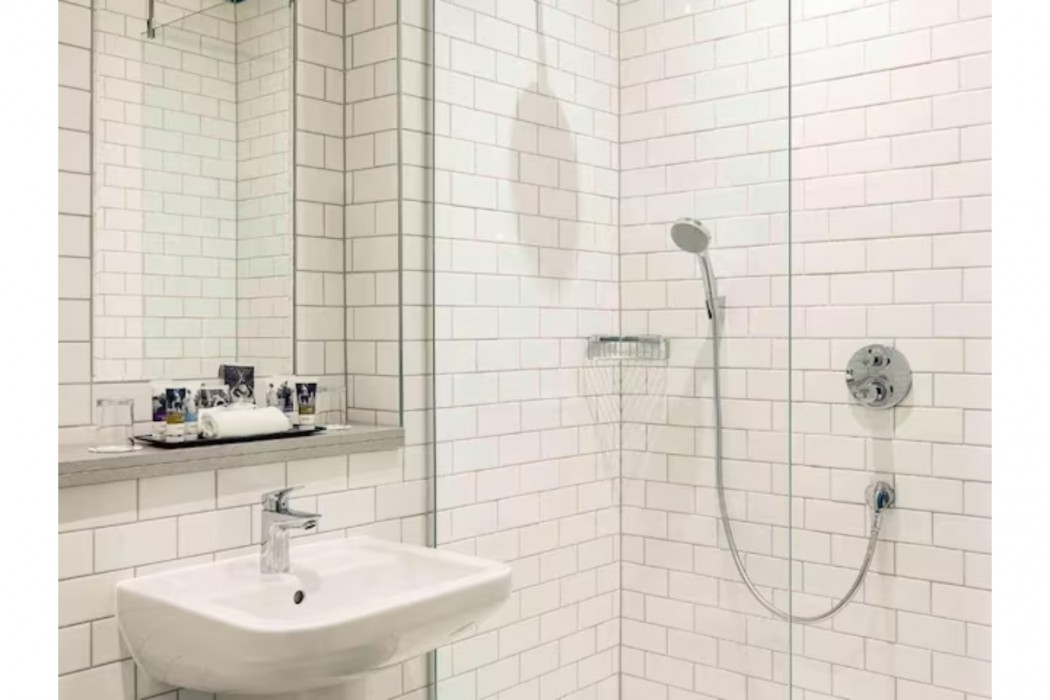 Bristol Grand Hotel By Sunday 18/43