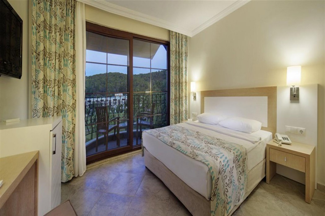 Green Bay Resort & Spa 17/86