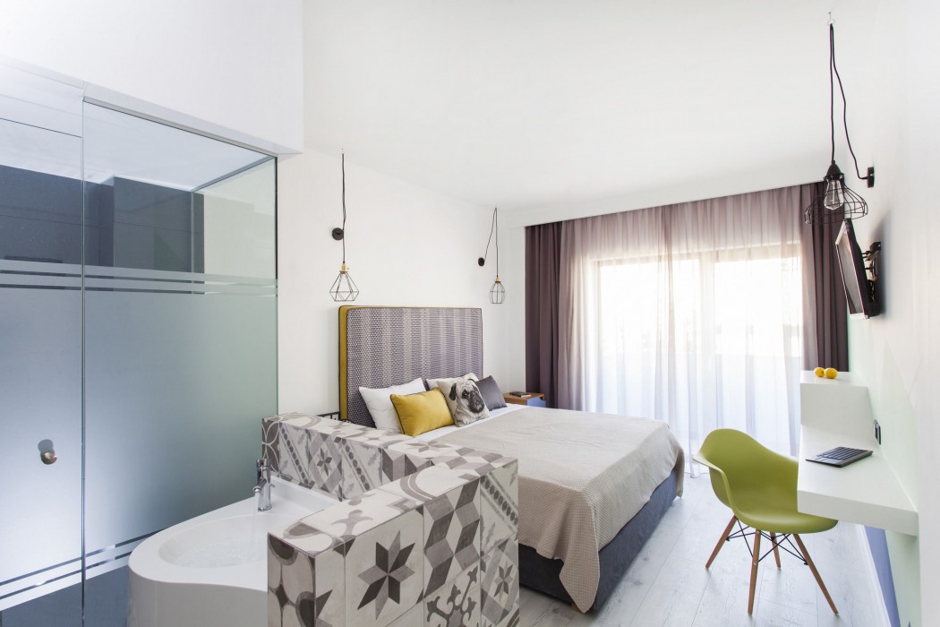 Blue Bottle Hotel 35/90