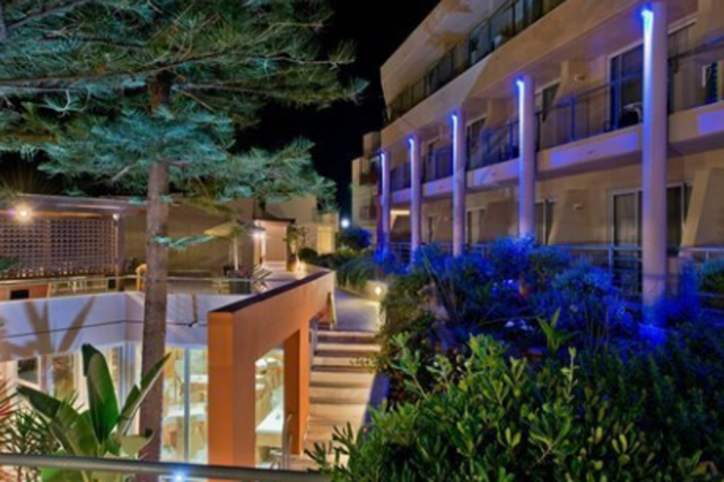 Minos Aparthotel 4/32