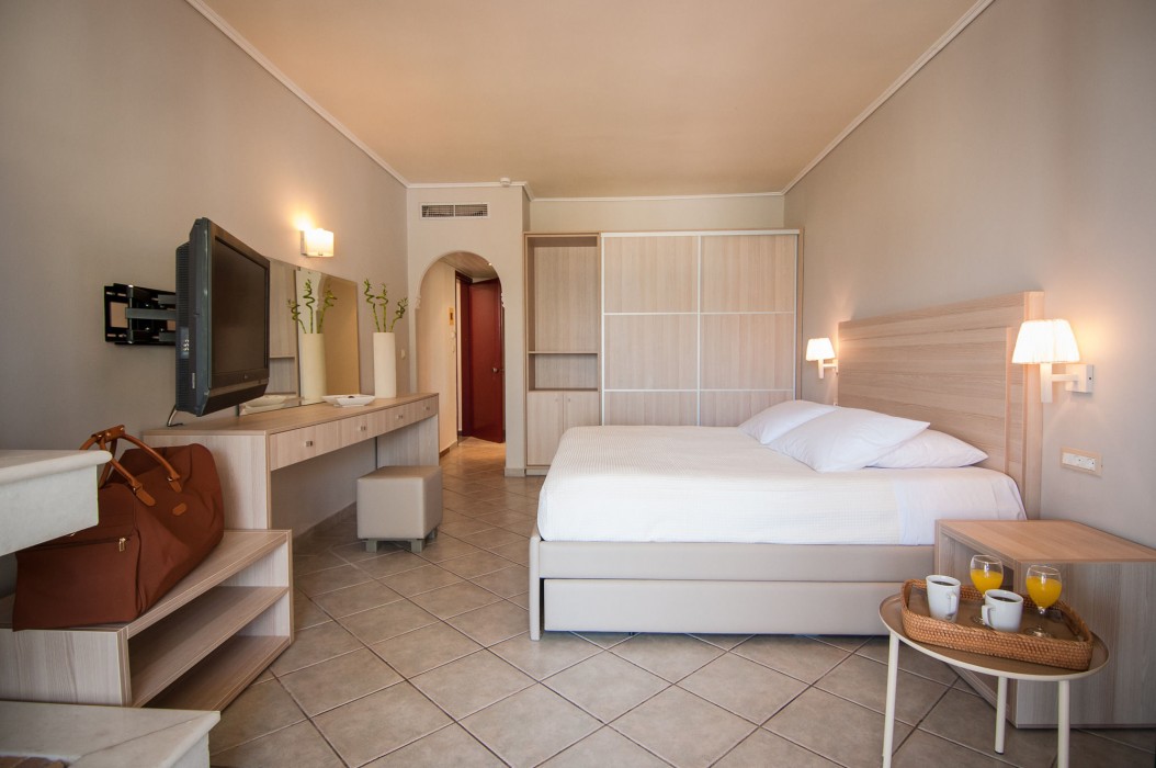 Phoenix Beach Hotel 26/72