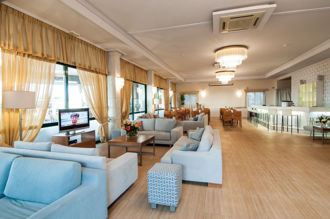 Phoenix Beach Hotel 40/72