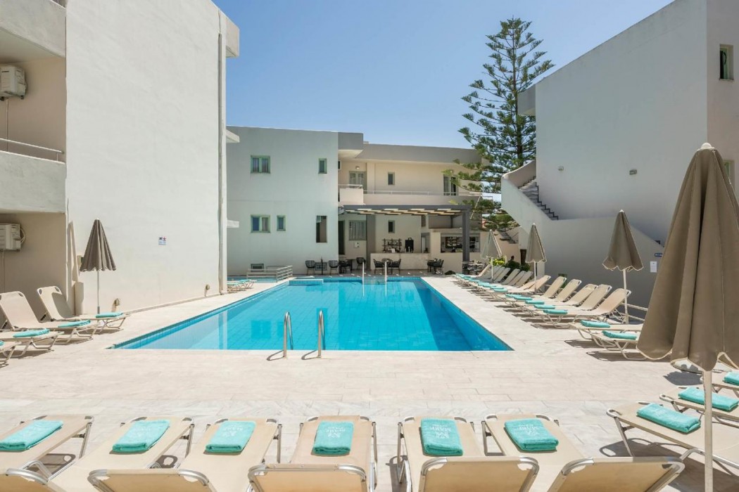 Summer Beach Hotel 24/42