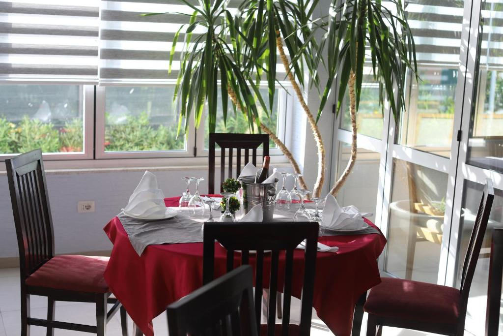PERANDOR BEACH HOTEL 38/64