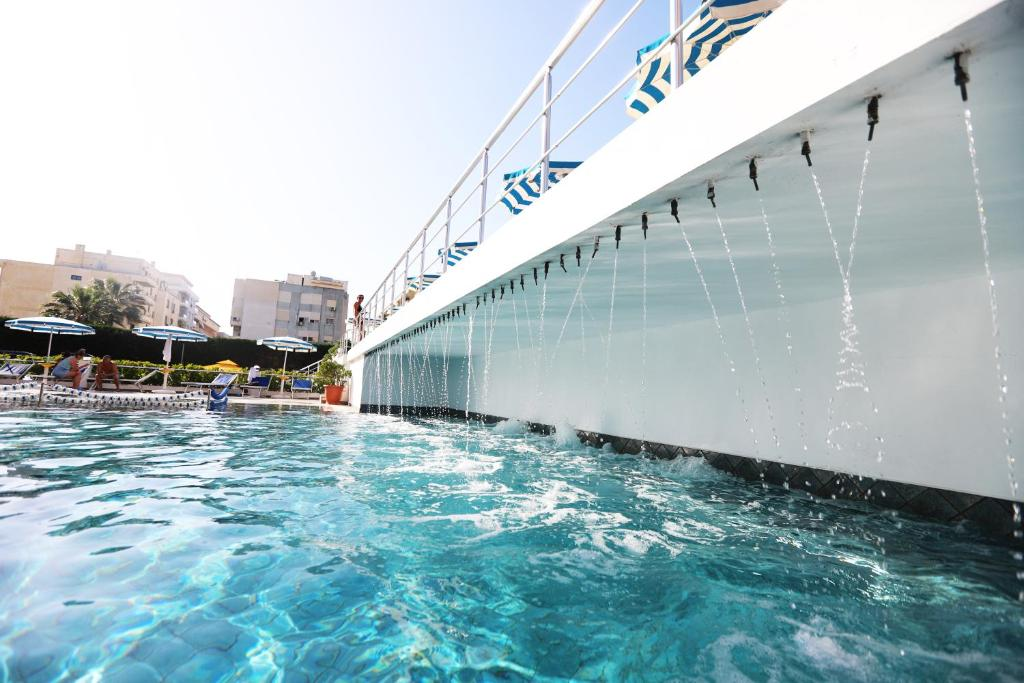 PERANDOR BEACH HOTEL 40/64