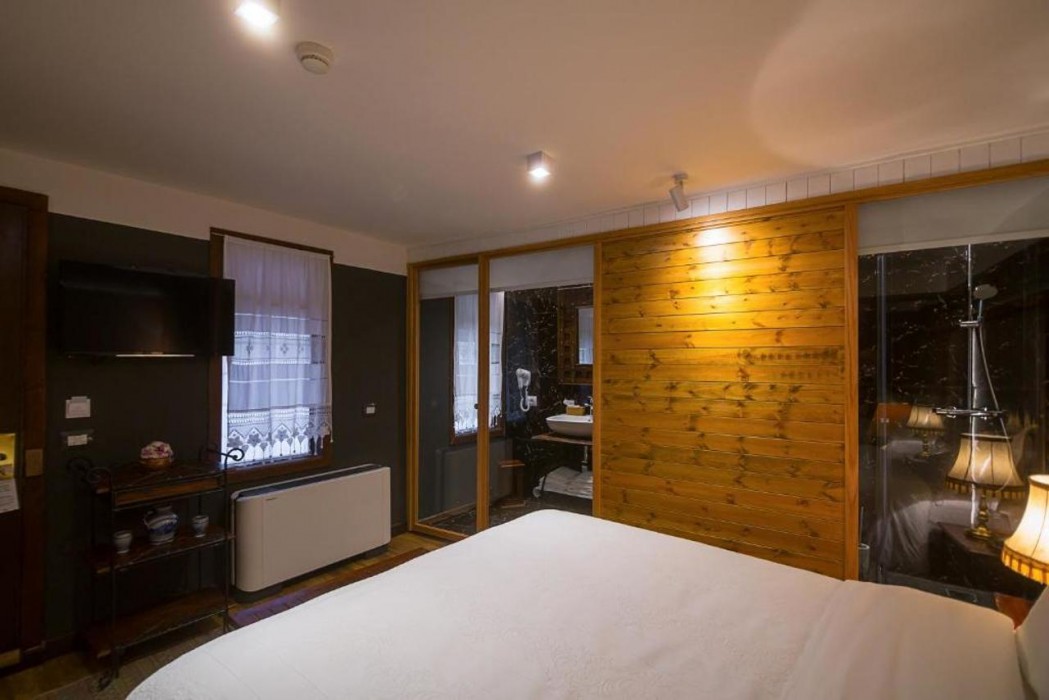 Room at Hani I Pazarit, KORCE