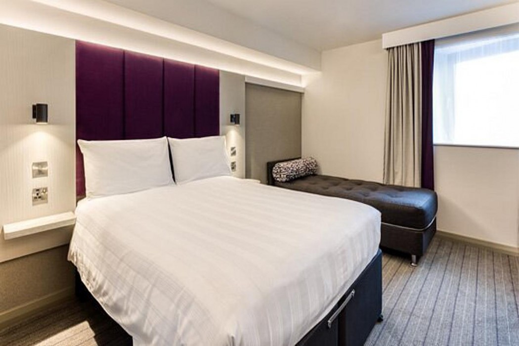 Premier Inn Swansea North 9/46
