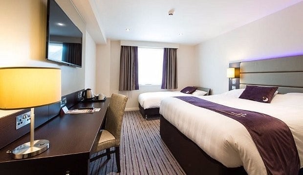 Premier Inn Farnborough Town Centre hotel 8/27