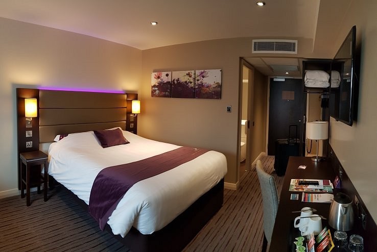 Premier Inn Farnborough Town Centre hotel 9/27