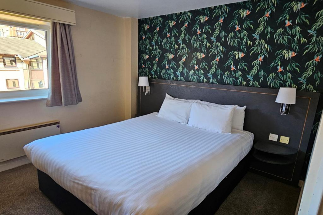 Pendulum Hotel 22/68