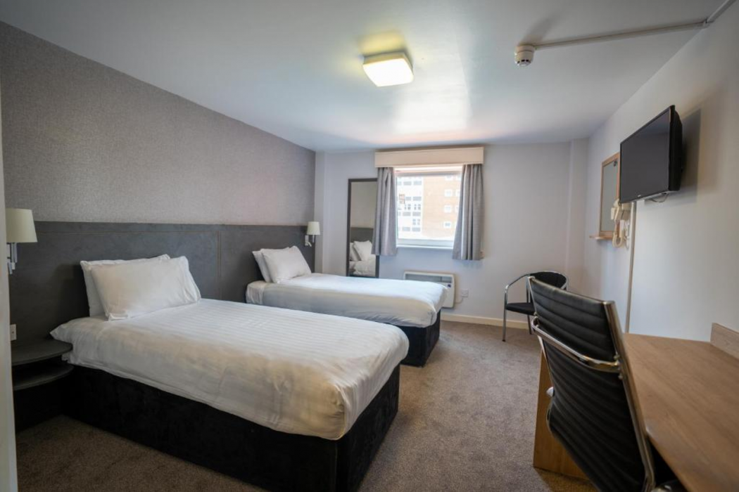 Pendulum Hotel 19/68