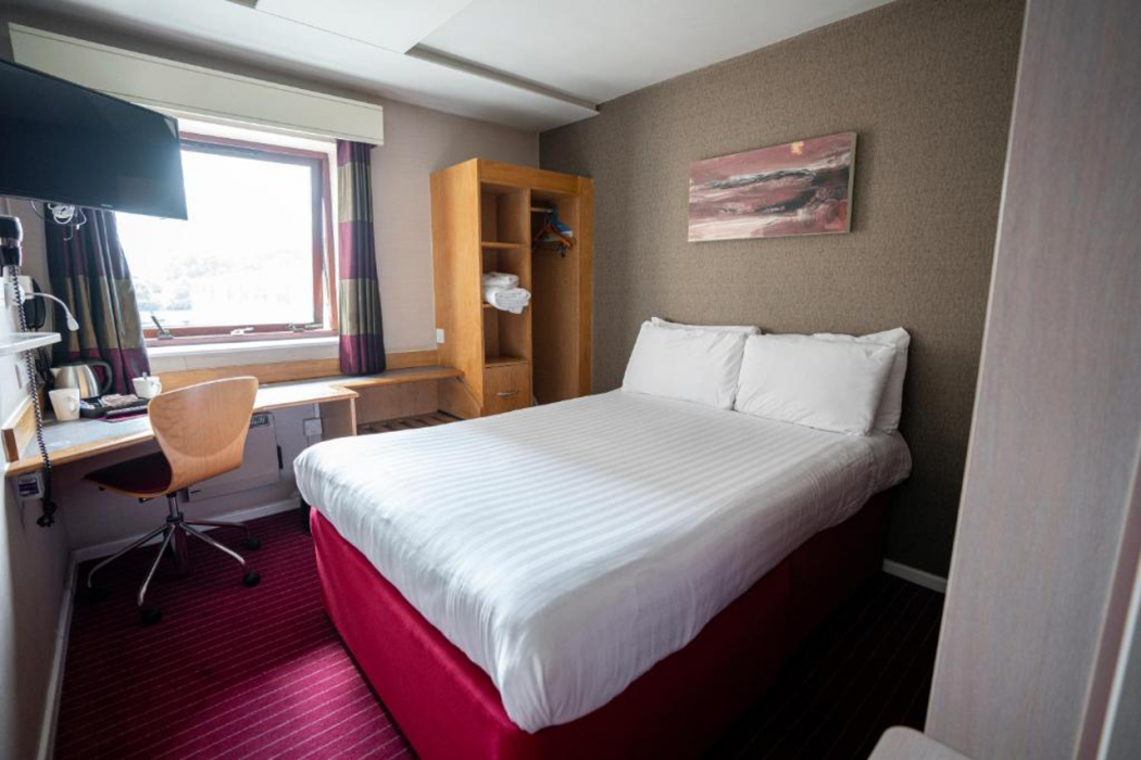 Pendulum Hotel 18/68