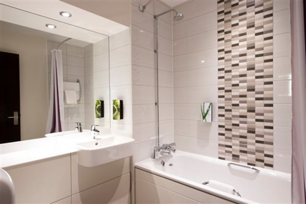 Premier Inn Cheltenham Town Centre 11/44