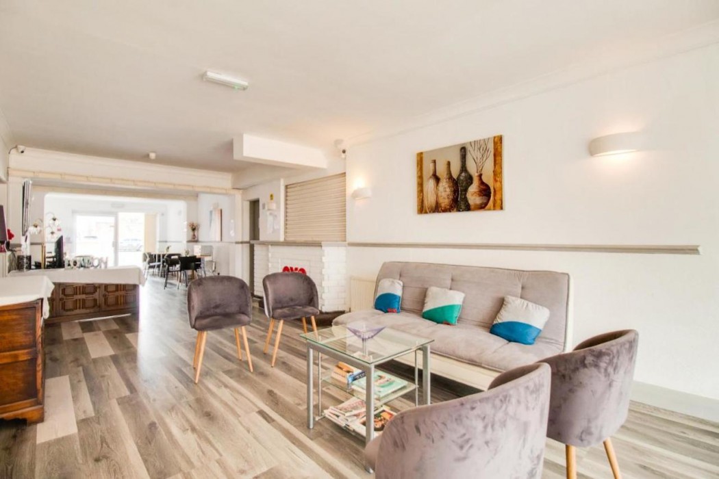 OYO The Longlands Hotel 26/39