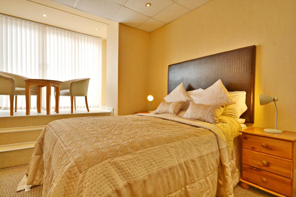 Stuart Hotel 11/54