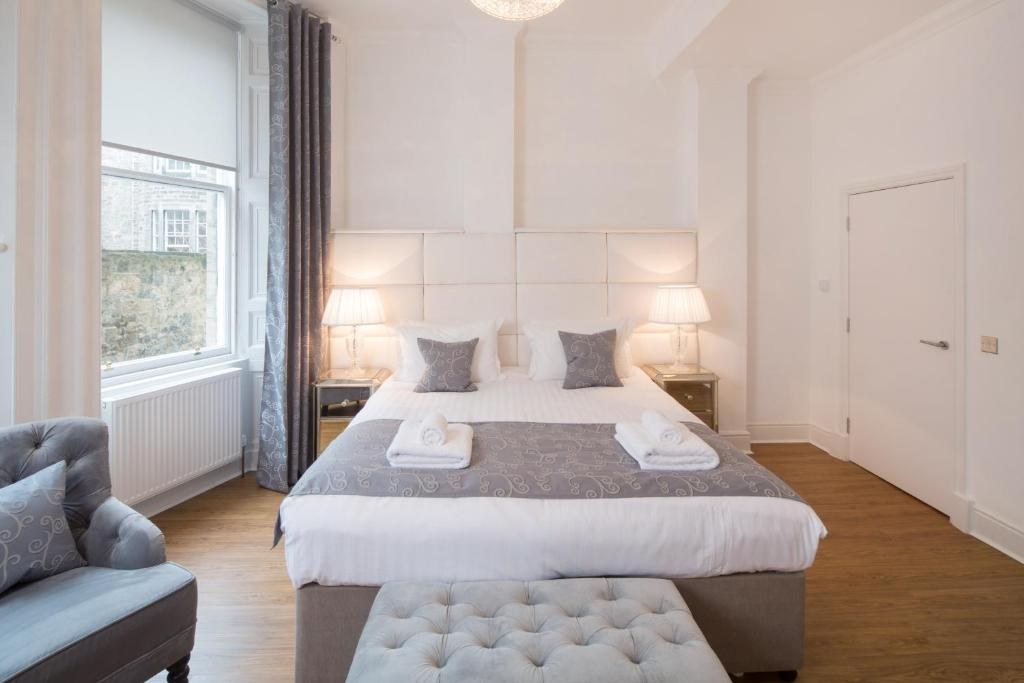 Edinburgh Castle Apartments And Suites 7/55
