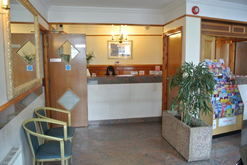 Carlton Hotel 11/53