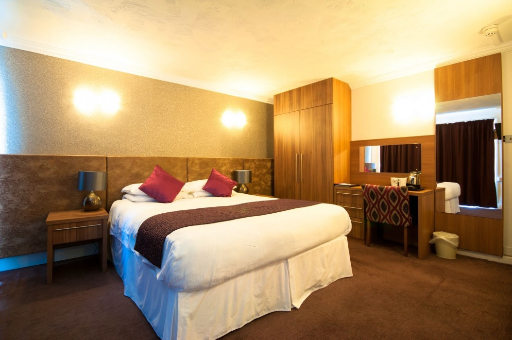 Esplanade Hotel 40/100